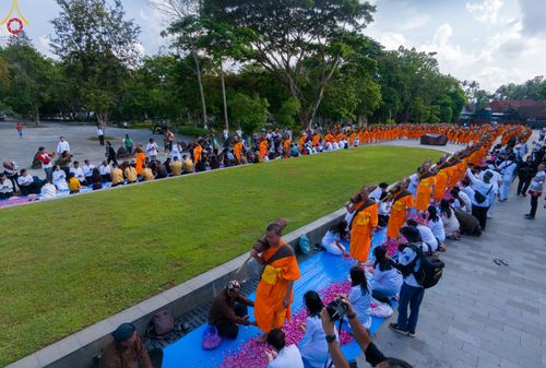 ภาพ No.105159:สามเณรธรรมทายาทชาวอินโดนีเซียกว่า 1,000 รูป เดินธรรมยาตรา บูชาพระสัมมาสัมพุทธเจ้า ณ มหาเจดีย์บุโรพุทโธ ประเทศอินโดนีเซีย ในวันที่ 27 ธันวาคม พ.ศ. 2566