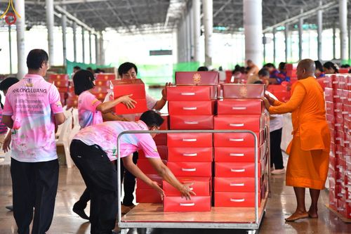 ภาพ No.212002:วันจันทร์ที่ 17 มีนาคม พ.ศ. 2568 บุญบรรจุกล่องไทยธรรม เพื่อถวายแด่พระสังฆาธิการ 40,000 กว่าวัดทั่วไทย ในวันคุ้มครองโลก 22 เมษายน พ.ศ. 2568 ณ บ้านแก้วเรือนทองคุณยายฯ วัดพระธรรมกาย