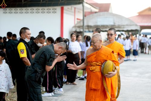 ภาพ No.234358:วันพฤหัสบดีที่ 24 กรกฎาคม พ.ศ. 2568 พิธีถวายสังฆทานแก่คณะสงฆ์ 323 วัด , พิธีมอบกองทุนหนุนแรงใจช่วยครูใต้ , พิธีทำบุญส่วนกุศลแด่ผู้วายชนม์ ในเหตุการณ์ความไม่สงบ 4 จังหวัด ชายแดนภาคใต้ (ปัตตานี , ยะลา , นราธิวาส , สงขลา) ปีที่ 21 ครั้งที่ 179 ณ วัดเวฬุวัน 