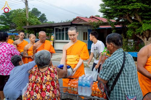 ภาพ No.217914:วันศุกร์ที่ 11 เมษายน พ.ศ. 2568 พระและสามเณร 99 รูป จากศูนย์ปฏิบัติธรรมระยอง(บ้านช่องลม) บิณฑบาต ณ ทุ่งปอเทือง ต.บางบุตร อ.บ้านค่าย จ.ระยอง เพื่อเป็นการฝึกสามเณรภาคฤดูร้อน ผ่านกิจวัตรบิณฑบาตในพื้นที่ชุมชน