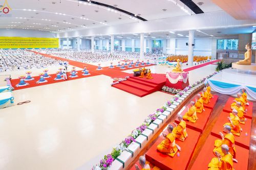 ภาพ No.251231:วันที่ 10 ตุลาคม พ.ศ. 2568 พิธีปฏิบัติธรรม ในวันคล้ายวันเกิด 141 ปี พระมงคลเทพมุนี (สด จนฺทสโร) พระผู้ปราบมาร ณ สภาธรรมกายสากล วัดพระธรรมกาย