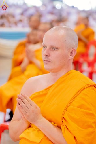 ภาพ No.219381:วันอังคารที่ 22 เมษายน พ.ศ. 2568 พิธีมอบปัจจัยช่วยเหลือครู 4 จังหวัดชายแดนภาคใต้ , พิธีกล่าวคำถวายอุปกรณ์ เพื่อเตรียมการต้อนรับคณะสงฆ์ฯ , พิธีกล่าวคำถวายภัตตาหารเป็นสังฆทาน , คณะสงฆ์ฉันภัตตาหารเพล  เนื่องในวันคุ้มครองโลก พิธีถวายมหาสังฆทานแด่คณะสงฆ์