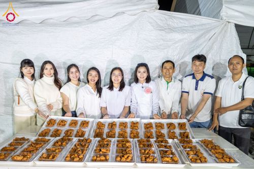 ภาพ No.193572:สาธุชนถวายภัตตาหารเป็นสังฆทาน แด่พระธรรมยาตรา ณ อนุสรณ์สถานคลองบางนางแท่น อ.สามพราน จ.นครปฐม ในโครงการธรรมยาตรา กตัญญูบูชา มหาปูชนียาจารย์ พระมงคลเทพมุนี(สด จนฺทสโร) พระผู้ปราบมาร อนุสรณ์สถาน 7 แห่ง ปีที่ 13 วันที่ 11 มกราคม พ.ศ. 2568