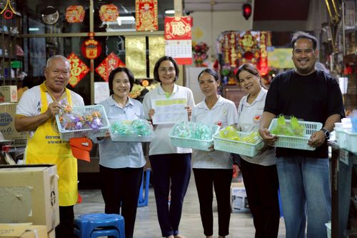 ภาพ No.245801:วันที่ 13-14 กันยายน พ.ศ. 2568 เจ้าหน้าที่ทุกสถานะ ทุกส่วนงาน ร่วมแรงร่วมใจ ปฏิบัติหน้าที่ เตรียมงาน เก็บงาน ตักบาตรพระ 555 รูป อ.เบตง จยะลา