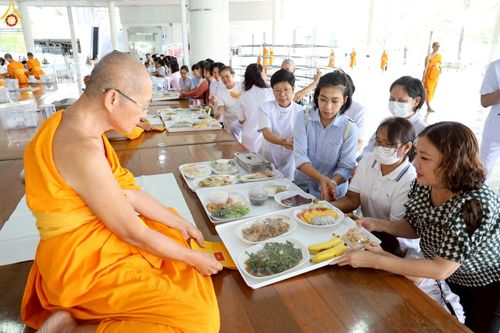 ภาพ No.246980:วันที่ 20 กันยายน พ.ศ. 2568 พิธีถวายเมนูสวรรค์เพื่อการบรรลุธรรม ณ หอฉันคุณยายอาจารย์ฯ วัดพระธรรมกาย