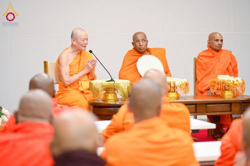 ภาพ No.223015:วันที่ 24 เมษายน พ.ศ. 2568 หลวงพ่อทัตตชีโวต้อนรับคณะสงฆ์ศรีลังกา ณ อาคาร 100 ปี คุณยายมหารัตนอุบาสิกาจันทร์ ขนนกยูง วัดพระธรรมกาย