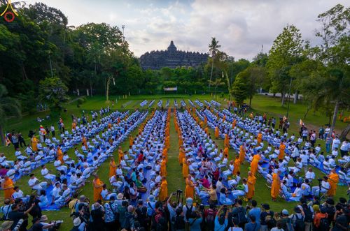 พิธีตัดปอยผม และปลงผมธรรมทายาท ชาวอินโดนีเซียกว่า 1,000 คน ณ มหาเจดีย์บุโรพุทโธ ประเทศอินโดนีเซีย อบรมระหว่างวันที่ 16-28 ธันวาคม พ.ศ. 2566