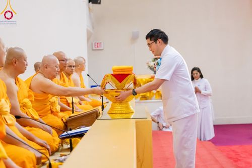 ภาพ No.100925:พิธีทอดกฐินบรมจักรพรรดิสร้างทุกสิ่ง ณ วัดพระธรรมกายออเรกอน ประเทศสหรัฐอเมริกา  วันอาทิตย์ ที่ 26 พฤศจิกายน พ.ศ. 2566
