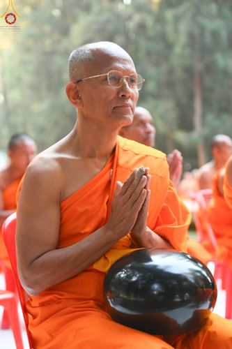 ภาพ No.190199:พิธีตักบาตรพระธรรมยาตรา ณ อนุสรณ์สถานลำดับที่ 1 สถานที่เกิดด้วยรูปกายเนื้อ อนุสรณ์สถานมหาวิหารพระมงคลเทพมุนี (โลตัสแลนด์) อ.สองพี่น้อง จ.สุพรรณบุรี ในโครงการธรรมยาตรา กตัญญูบูชา มหาปูชนียาจารย์ พระมงคลเทพมุนี(สด จนฺทสโร) พระผู้ปราบมาร อนุสรณ์สถาน 7 แห่ง 