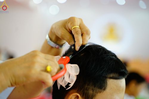 ภาพ No.134820:พิธีตัดปอยผม พิธีขอขมารับผ้าไตร พิธีบรรพชา และพิธีถวายบาตร ในโครงการบรรพชาสามเณร ฟื้นฟูพระพุทธศาสนาทั่วไทย  ณ ศูนย์ปฏิบัติธรรมและศูนย์อบรมเยาวชนเพชรบุรี ต.ท่าแลง อ.ท่ายาง จ.เพชรบุรี