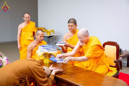 ภาพ No.222920:วันที่ 23 เมษายน พ.ศ. 2568 หลวงพ่อทัตตชีโวต้อนรับคณะสงฆ์จีน ณ อาคาร 100 ปี คุณยายมหารัตนอุบาสิกาจันทร์ ขนนกยูง วัดพระธรรมกาย