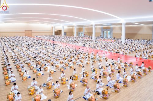 ภาพ No.180791:พิธีถวายภัตตาหารเมนูสวรรค์ และพิธีถวายอุปกรณ์กันหนาว แด่คณะพระภิกษุสามเณรวัดพระธรรมกาย วันอาทิตย์ที่ 8 ธันวาคม พ.ศ.2567 ณ สภาธรรมกายสากล วัดพระธรรมกาย