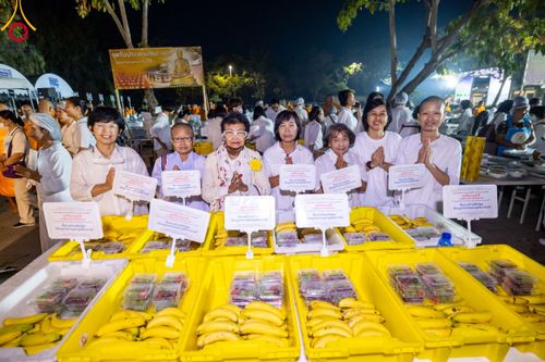 ภาพ No.111826:พิธีถวายภัตตาหารเป็นสังฆทาน แด่คณะพระธรรมยาตราฯ ในโครงการธรรมยาตรา กตัญญูบูชา มหาปูชนียาจารย์ พระมงคลเทพมุนี(สด จนฺทสโร) พระผู้ปราบมาร อนุสรณ์สถาน 7 แห่ง ปีที่ 12 วันที่ 14 มกราคม พ.ศ. 2567 ณ อนุสรณ์สถานมหาวิหารพระมงคลเทพมุนี  (โลตัสแลนด์) อ.สองพี่น้อง จ