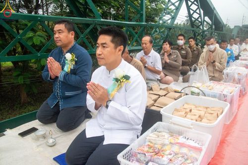ภาพ No.101995:พิธีตักบาตรพระ 111 รูป ณ สะพานประวัติศาสตร์  อ.ปาย จ.แม่ฮ่องสอน วันอาทิตย์ที่ 10 ธันวาคม พ.ศ. 2566