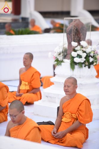 ภาพ No.197038:พระธรรมยาตราปฏิบัติธรรม และถ่ายภาพหมู่ประวัติศาสตร์ ณ วัดโบสถ์(บน) ตำบลบางคูเวียง อำเภอบางกรวย จังหวัดนนทบุรี ในโครงการธรรมยาตรา กตัญญูบูชา มหาปูชนียาจารย์ พระมงคลเทพมุนี(สด จนฺทสโร) พระผู้ปราบมาร อนุสรณ์สถาน 7 แห่ง ปีที่ 13 วันที่ 18 มกราคม พ.ศ. 2568