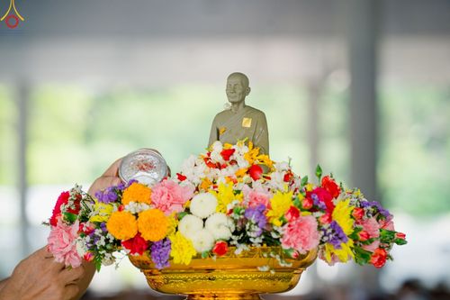 ภาพ No.80245:สาธุชนร่วมสรงน้ำพระและทำบุญ เนื่องในวันสงกรานต์ ณ หอฉันคุณยายอาจารย์ฯ วัดพระธรรมกาย วันที่ 13 เมษายน พ.ศ. 2566