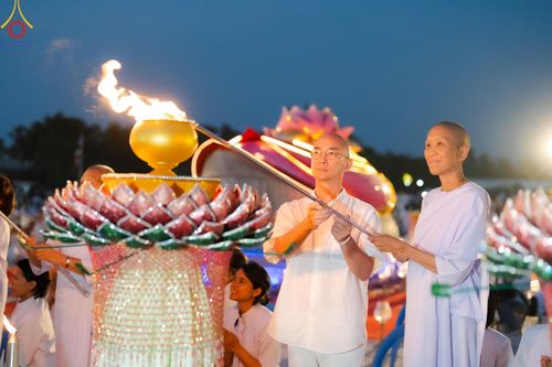 ภาพ No.129583:พิธีจุดประทีป 10,000 ดวง น้อมถวายเป็นพุทธบูชา ณ มหารัตนเจดีย์สิริปทุมสวรรค์ (เจดีย์อริยพุทธะ 5 พระองค์) ศูนย์ปฏิบัติธรรมภาคใต้ อ.บางกล่ำ จ.สงขลา  วันที่ 10 มีนาคม พ.ศ. 2567