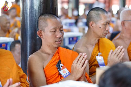 ภาพ No.202135:พิธีเจริญพระพุทธมนต์ ปฏิบัติธรรม มอบทุนการศึกษา ถวายสังฆทาน 108 วัด เพื่อถวายเป็นพุทธบูชา และขับเคลื่อนโครงการหมู่บ้านรักษาศีล 5 โดยคณะสงฆ์จังหวัดนครปฐม คณะศิษยานุศิษย์วัดพระธรรมกาย โครงการธรรมยาตรา ปีที่ 13 ณ วัดบางปลา อำเภอบางเลน จังหวัดนครปฐม