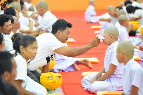 ภาพ No.133327:พิธีบรรพชาสามเณร ในโครงการบรรพชาสามเณร ฟื้นฟูพระพุทธศาสนาทั่วไทย ณ ศูนย์ปฏิบัติธรรมจันทบุรี วันพุธที่ 3 เมษายน พ.ศ. 2567