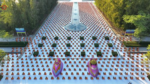 ภาพ No.104371:พระธรรมยาตราร่วมปฏิบัติธรรม และถ่ายภาพหมู่ประวัติศาสตร์ หน้ามหาวิหารพระมงคลเทพมุนี วันที่ 27 ธันวาคม พ.ศ. 2566