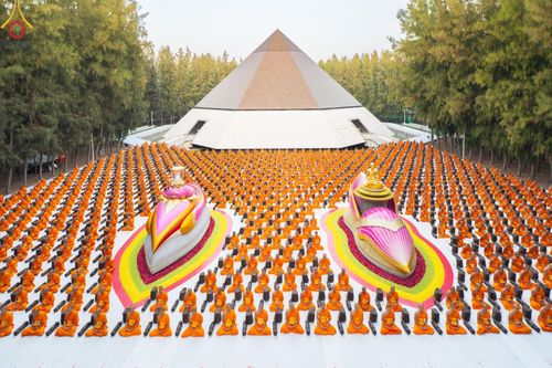 ภาพ No.189176:พระธรรมยาตราปฏิบัติธรรม และถ่ายภาพหมู่ประวัติศาสตร์ ในโครงการธรรมยาตรา กตัญญูบูชา มหาปูชนียาจารย์ พระมงคลเทพมุนี(สด จนฺทสโร) พระผู้ปราบมาร อนุสรณ์สถาน 7 แห่ง ปีที่ 13 วันที่ 4 มกราคม พ.ศ. 2568 ณ อนุสรณ์สถานมหาวิหารพระมงคลเทพมุนี (โลตัสแลนด์) อ.สองพี่น้อง