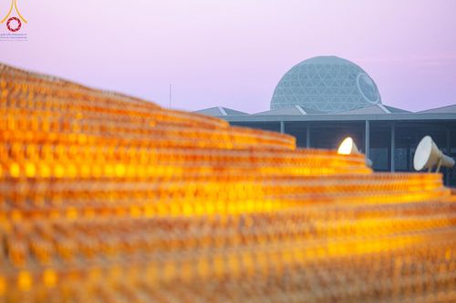 ภาพ No.187720:พิธีตักบาตรฉลองพระใหม่ ต้อนรับพุทธศักราช 2568 ณ ลานธรรมพระมหาธรรมกายเจดีย์ วัดพระธรรมกาย จ.ปทุมธานี วันที่ 1 มกราคม พ.ศ. 2568