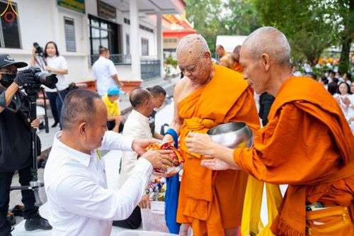 ภาพ No.87289:พิธีถวายสังฆทาน 323 วัด 4 จังหวัดชายแดนภาคใต้  ปีที่ 19 ครั้งที่ 165 พิธีมอบกองทุนหนุนแรงใจช่วยครูใต้  ปีที่ 16 ครั้งที่ 130 และพิธีทำบุญอุทิศส่วนกุศลให้ผู้วายชนม์ ณ วัดพุทธภูมิ อ.เมือง จ.ยะลา วันเสาร์ที่ 9 กันยายน พ.ศ. 2566