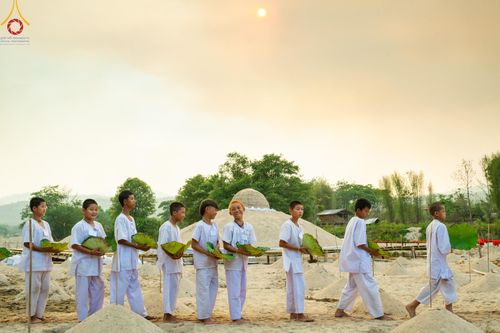 ภาพ No.63252:Photo Story  มหัศจรรย์วัดดงดินแดง Episode 1  พิธีปลงผมนาคธรรมทายาท  ในโครงการบรรพชาอุปสมบทหมู่ ฟื้นฟูพระพุทธศาสนาทั่วไทย วัดดงดินแดง ณ ลำน้ำแม่ตื่น อ.อมก๋อย จ.เชียงใหม่ วันที่ 2 เมษายน พ.ศ. 2567