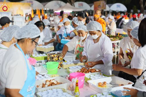 ภาพ No.110667:พิธีถวายภัตตาหารเป็นสังฆทาน แด่คณะพระธรรมยาตราฯ ในโครงการธรรมยาตรากตัญญูบูชา มหาปูชนียาจารย์ พระมงคลเทพมุนี(สด จนฺทสโร) พระผู้ปราบมาร อนุสรณ์สถาน 7 แห่ง ปีที่ 12 วันที่ 12 มกราคม พ.ศ. 2567 ณ อนุสรณ์สถานมหาวิหารพระมงคลเทพมุนี(โลตัสแลนด์) อ.สองพี่น้อง จ.สุ