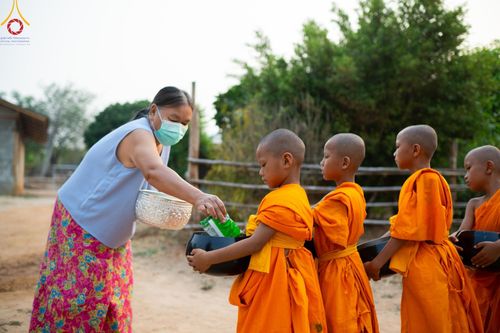 ภาพ No.136959:Photo Story  มหัศจรรย์วัดดงดินแดง Episode 5 กิจกรรมถ่ายภาพหมู่ประวัติศาสตร์ และตักบาตรฉลองพระ-เณรกว่า 500 รูป วันที่ 6 เมษายน พ.ศ. 2567