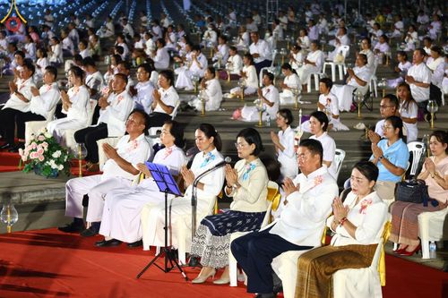 ภาพ No.175924:พิธีจุดประทีปโคมลาน, โคมลอยและลอยกระทง ถวายประทีปเป็นพุทธบูชา สร้างความสว่างไสวให้กับแผ่นดินด้วยแสงธรรม วันที่ 15 พฤศจิกายน พ.ศ. 2567 ณ พุทธอุทยานนานาชาติ อ.โพนพิสัย จ.หนองคาย