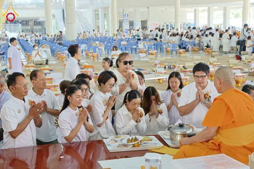ภาพ No.198039:พิธีถวายภัตตาหารแด่พระภิกษุ สามเณร  บูชาธรรมคุณยายอาจารย์มหารัตนอุบาสิกาจันทร์ ขนนกยูง เนื่องในวาระวันคล้ายวันเกิดครบ 116 ปี วันอาทิตย์ที่ 19 มกราคม พ.ศ. 2568 ณ หอฉันคุณยายอาจารย์ฯ วัดพระธรรมกาย