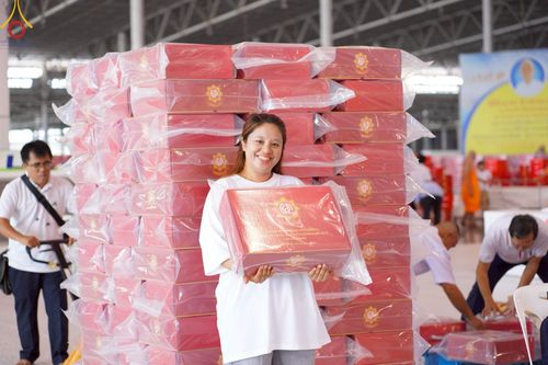 ภาพ No.214311:วันที่ 29 มีนาคม พ.ศ.2568 กิจกรรมใส่ถุงซิปกล่องไทยธรรม เพื่อรักษาความประณีตของกล่องไทยธรรม ในทุกสภาพอากาศ ณ บ้านแก้วเรือนทองคุณยาย วัดพระธรรมกาย