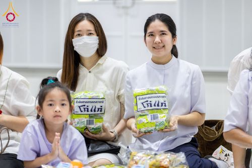 ภาพ No.60753:พิธีตักบาตรพระภิกษุสามเณร ธรรมทายาทระดับอุดมศึกษา วันเสาร์ที่ 20 เมษายน พ.ศ. 2567 ณ ห้องปฎิบัติธรรม ชั้นลอย มหารัตนวิหารคด 13 วัดพระธรรมกาย จ.ปทุมธานี