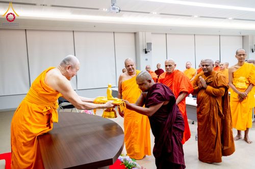 ภาพ No.222537:วันที่ 21 เมษายน พ.ศ. 2568 หลวงพ่อทัตตชีโวต้อนรับคณะสงฆ์ศรีลังกา ณ อาคาร 100 ปี คุณยายมหารัตนอุบาสิกาจันทร์ ขนนกยูง วัดพระธรรมกาย