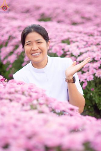 ภาพ No.102898:สาธุชนร่วมรับบุญเก็บดอกเบญจทรัพย์ ในวันที่ 19 ธันวาคม พ.ศ. 2566 (วันแรก) ณ บริเวณวัดพระธรรมกาย จ.ปทุมธานี