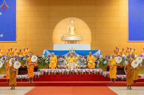 ภาพ No.147030:พิธีมุทิตาสักการะพระภิกษุ ผู้สอบได้เปรียญธรรม 9 ประโยคระดับโลกปีที่ 36, พิธีมอบโล่เกียรติยศและทุนการศึกษา สำนักเรียนบาลีดีเด่นทั่วประเทศ, พิธีถวายมหาสังฆทานคณะสงฆ์ 2,000 กว่าวัด ทั่วประเทศ ปีที่ 24, พิธีถวายไทยธรรมคณะสงฆ์ 323 วัด 4 จังหวัดชายแดนภาคใต้