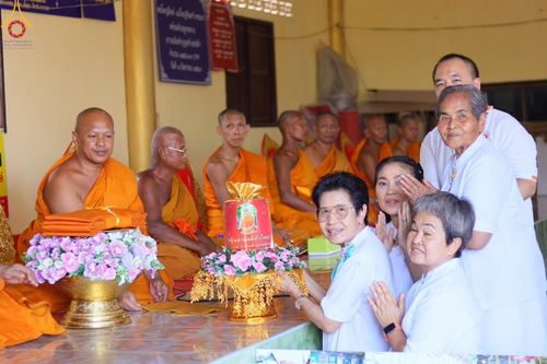 ภาพ No.168260:พิธีทอดกฐิน ณ วัดถนนโค้ง จ.ลพบุรี ในโครงการกฐินสามัคคีทั่วไทย 30,000 วัด บูชาธรรม 80 ปี หลวงพ่อธัมมชโย โดยคณะศิษยานุศิษย์วัดพระธรรมกาย วันที่ 20 ตุลาคม พ.ศ. 2567