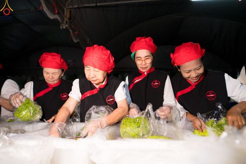 ภาพ No.189391:พิธีถวายภัตตาหารเป็นสังฆทาน แด่พระธรรมยาตรา ในโครงการธรรมยาตรา กตัญญูบูชา มหาปูชนียาจารย์ พระมงคลเทพมุนี(สด จนฺทสโร) พระผู้ปราบมาร อนุสรณ์สถาน 7 แห่ง ปีที่ 13 ณ อนุสรณ์สถานมหาวิหารพระมงคลเทพมุนี (โลตัสแลนด์) อ.สองพี่น้อง จ.สุพรรณบุรี วันที่ 5 มกราคม 2568