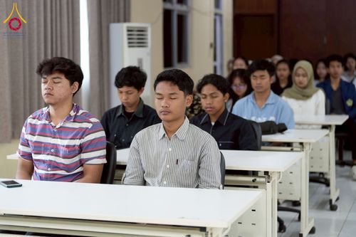 ภาพ No.227497:วันที่ 30 พฤษภาคม พ.ศ. 2568 สันติสุขจากสมาธิ แผ่ไพศาลในแดนอิเหนา : พระสงฆ์ไทยเยือนวิทยาลัยราเดนวิจายา อินโดนีเซีย