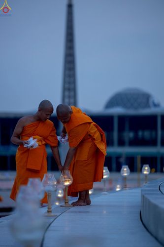 ภาพ No.223939:วันวิสาขบูชา วันอาทิตย์ที่ 11 พฤษภาคม พ.ศ. 2568 พิธีจุดวิสาขประทีป ,  พิธีเวียนประทักษิณรอบพระมหาธรรมกายเจดีย์ , พิธีฉลองชัยสวดมนต์บทธัมมจักกัปปวัตตนสูตร ครบ 7,357,000,000 จบ ณ มหารัตนวิหารคด วัดพระธรรมกาย