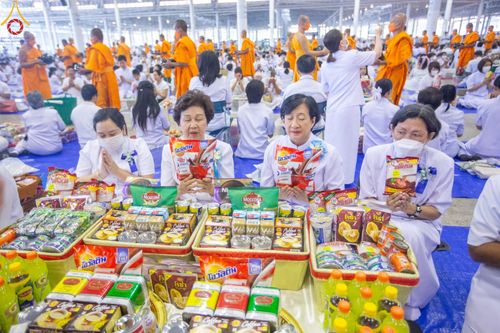 ภาพ No.122996:พิธีตักบาตร และพิธีบูชาข้าวพระ ในวันอาทิตย์ต้นเดือนที่ 4 กุมภาพันธ์ พ.ศ. 2567 ณ วัดพระธรรมกาย จ.ปทุมธานี