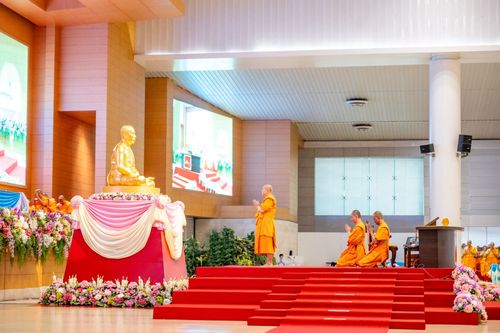 ภาพ No.159946:พิธีปฎิบัติธรรม , พิธีสักการะพระมงคลเทพมุนี (สด จนฺทสโร) พระผู้ปราบมาร ณ สภาธรรมกายสากล วัดพระธรรมกาย วันพฤหัสบดีที่ 10 ตุลาคม พ.ศ. 2567