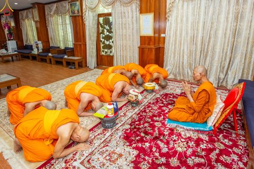 ภาพ No.84948:พิธีทำสามีจิกรรมและรับฟังโอวาท จากพระผู้ใหญ่ พระมหาเถระ พระสังฆาธิการ เนื่องในเทศกาลเข้าพรรษา ของคณะสงฆ์วัดพระธรรมกาย นำโดยหลวงพ่อทัตตชีโว วันที่ 3 สิงหาคม พ.ศ. 2566