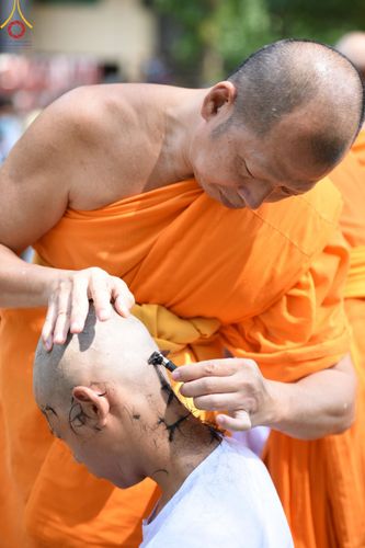 ภาพ No.135198:พิธีตัดปอยผม, พิธีขอขมารับผ้าไตร, พิธีบรรพชา, พิธีถวายบาตร ในโครงการบรรพชาสามเณร ฟื้นฟูพระพุทธศาสนาทั่วไทย  ณ ศูนย์ปฏิบัติธรรมบุญประสาน ต.พญาเย็น อ.ปากช่อง จ.นครราชสีมา วันที่ 5 เมษายน พ.ศ. 2567