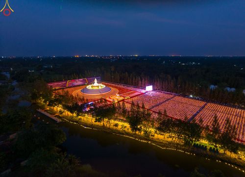 ภาพ No.109791:พิธีจุดประทีปถวายเป็นพุทธบูชา และบูชาธรรมมหาปูชนียาจารย์ วันที่ 10 มกราคม พ.ศ. 2567 ณ อนุสรณ์สถานคลองบางนางแท่น อ.สามพราน จ.นครปฐม