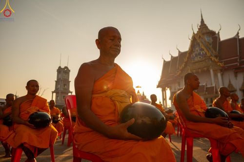 ภาพ No.197616:พิธีตักบาตรพระธรรมยาตรา ณ อนุสรณ์สถานลำดับที่ 4 สถานที่เกิดด้วยกายธรรม วัดโบสถ์(บน) ต.บางคูเวียง จ.นนทบุรี ในโครงการธรรมยาตรา กตัญญูบูชา มหาปูชนียาจารย์ พระมงคลเทพมุนี(สด จนฺทสโร) พระผู้ปราบมาร อนุสรณ์สถาน 7 แห่ง ปีที่ 13 วันที่ 19 มกราคม พ.ศ. 2568