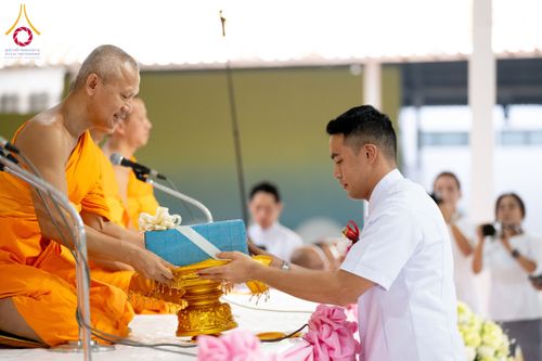 ภาพ No.61235:พิธีตักบาตรฉลองพระใหม่ รุ่นบูชาธรรมโครงการ 1-2 โครงการบรรพชาอุปสมบทหมู่ธรรมทายาท บูชาธรรมหลวงพ่อธัมมชโย 80 ปี ณ โถงช้างสำนักงานใหญ่ วัดพระธรรมกาย วันที่ 20 เมษายน พ.ศ. 2567