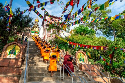 ภาพ No.213087:วันที่ 17 - 18 มีนาคม พ.ศ. 2568 คณะสงฆ์และสามเณรเดินบิณฑบาต รอบเมืองในพื้นที่ วัดสยมภูวนาถและราชวังปาตัน ณ เมืองกาฐมาณฑุ ประเทศเนปาล