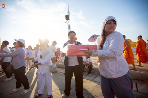 ภาพ No.225033:วันที่ 20 - 27 เมษายน พ.ศ. 2568 "ภาพแห่งความปลื้มที่ไม่มีวันจบ" คณะสงฆ์สามเณร เจ้าหน้าที่ และสาธุชน ร่วมแรงร่วมใจกันเตรียมงานและเก็บงาน เพื่อวันคุ้มครองโลก พิธีถวายมหาสังฆทานคณะสงฆ์ 40,000 กว่าวัดทั่วประเทศ